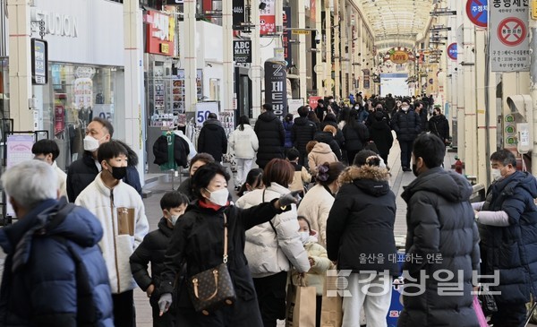 설 연휴인 23일 울산 중구 젊음의거리를 찾은 시민들이 쇼핑을 하며 휴일을 보내고 있다. 김경우기자 woo@ksilbo.co.kr