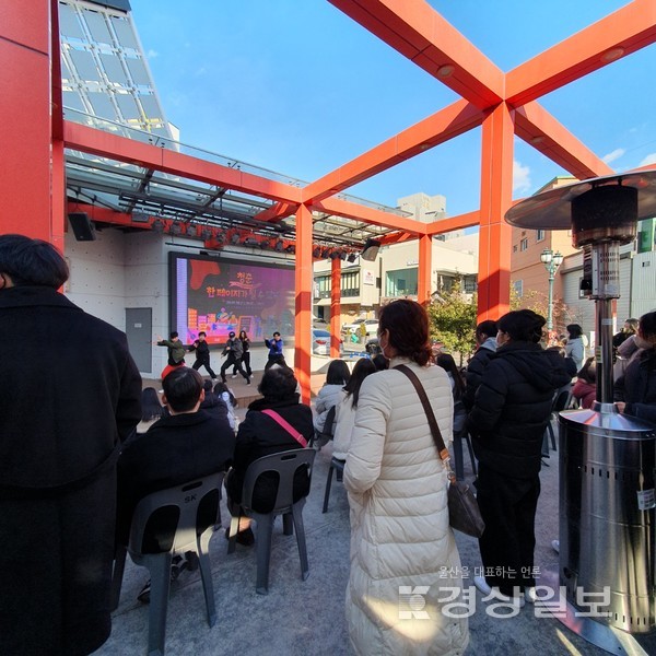 울산성남청소년문화의집(대표 이채옥)은 지난 28일 성남동 큐빅광장과 성남동 메가박스 광장에서 청소년들의 단계적 일상회복을 위한 청소년버스킹 ‘청춘, 한 페이지가 될 수 있게’를 열었다.