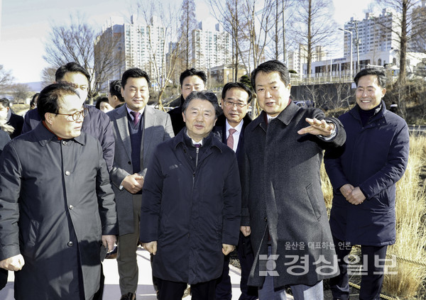 지난 27일 울산 남구 태화강 둔치 그라스 정원에 서동욱 남구청장과 이채익 국호의원, 남성현 산림청장이 방문해 생활밀착형 정원조성 추진 현장을 돌아보고 있다.
