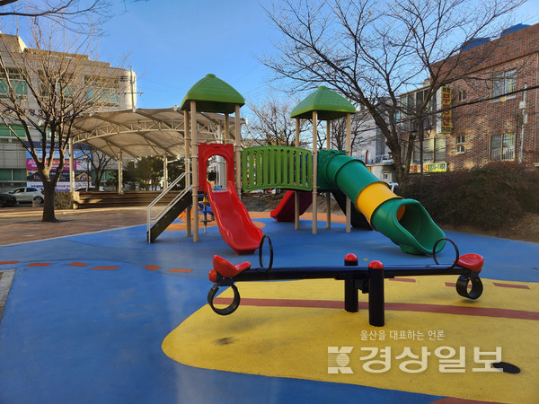 울산 남구가 지난해 노후화된 국공립어린이집 놀이터 2곳에 기후친화형 어린이 놀이쉼터 조성사업을 완료했다. 사진은 중앙어린이집.