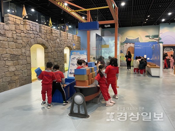 31일 울산박물관 어린이박물관에서 단체관람을 온 어린이들이 마스크를 쓰고 체험활동을 하고 있다.