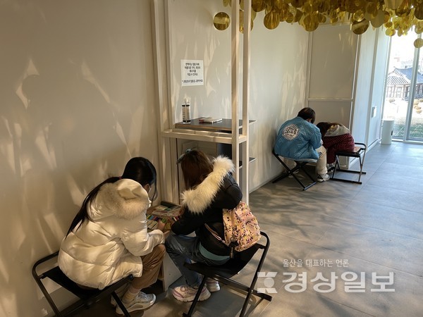 31일 울산시립미술관 어린이전시장에서 어린이들이 마스크를 쓴 채 체험활동을 하고 있다.