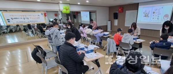 남목청소년문화의집(관장 김창열)은 울산정보산업진흥원(원장 구자록)의 지원으로 7일부터 10일까지 동구에 정착한 아프가니스탄특별기여자 자녀에게 블록으로 로봇의 기초와 구조를 알려주는 프로보커넥트 프로그램을 진행했다.