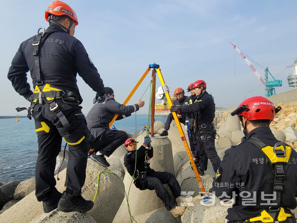 울산해양경찰서는 2월7~8일 양일간 동구 화암추 및 방어진항 방파제 일원에서 해경구조대, 방어진해양파출소와 함께 해상추락 인명구조 훈련을 실시했다.