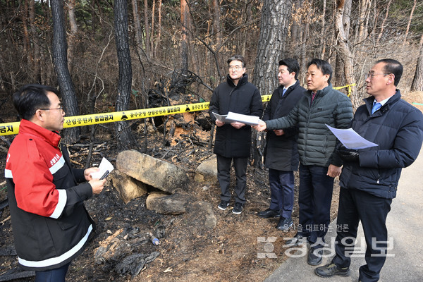 울산울주군의회 경제건설위원회(위원장 정우식)는 9일 방화로 추정되는 산불이 연쇄적으로 발생하고 있는 상북면 일대를 방문, 관계자들과 대응 방안을 모색했다.