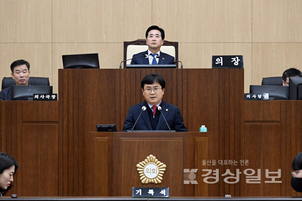울주군의회 박기홍 의원이 지난 10일 열린 제219회 임시회 제8차 본회의에서 5분 자유발언을 통해 휠체어 장애인들의 여가활동 지원을 위해 전용 버스 도입 제안 설명을 하고 있다.