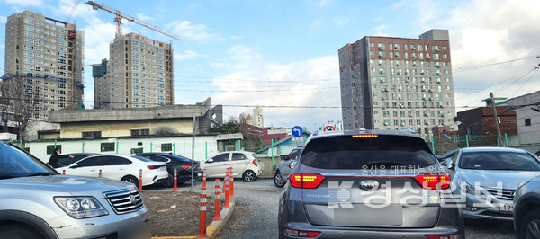 구 울산초 임시주차장 차량통행로 양옆으로 이중주차 차량이 빼곡히 들어차, 차 한대가 이중주차 구간을 빠져나가는데 20여분이 소요되는 상황이 연출됐다.