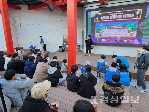 울산성남청소년문화의집은 지난 25일 성남동 큐빅광장에서 청소년들의 일상회복을 위한 오락·놀이마당 ‘성청문 선생님을 이겨라!’를 열었다.