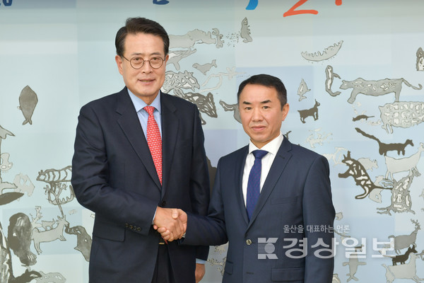 울산 울주군은 지난 24일 부산 주재 카자흐스탄 초대 총영사를 초청해 환담을 나눴다. 이순걸 군수가 아얀 카샤바예브 총영사와 만나 환담 후 기념촬영 하고 있다.