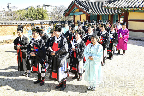 언양향교(전교 강준상)는 지난달 28일 대성전에서 초헌관에 이순걸 울주군수, 아헌관에 김영철 울주군의회 의장으로 강준상 전교, 김문태 원임 전교 등 언양향교와 유도회 언양지부 유림, 울산향교 장의, 지역 주민 등 150여 명이 참제한 가운데 공기 2574년(2023년) 계묘년 춘기석전을 봉행했다. 언양향교는 매년 두 번 음력 2월과 8월 상정일(上丁日)에 석전을 봉행한다.