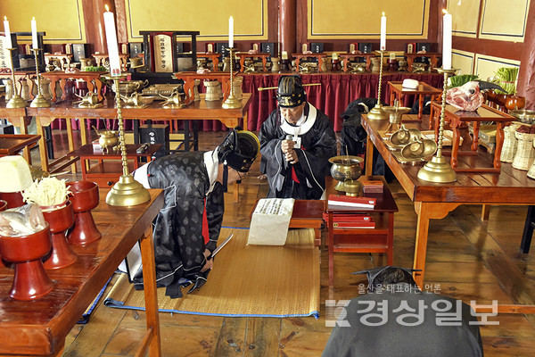 언양향교(전교 강준상)는 지난달 28일 대성전에서 초헌관에 이순걸 울주군수, 아헌관에 김영철 울주군의회 의장으로 강준상 전교, 김문태 원임 전교 등 언양향교와 유도회 언양지부 유림, 울산향교 장의, 지역 주민 등 150여 명이 참제한 가운데 공기 2574년(2023년) 계묘년 춘기석전을 봉행했다. 언양향교는 매년 두 번 음력 2월과 8월 상정일(上丁日)에 석전을 봉행한다.