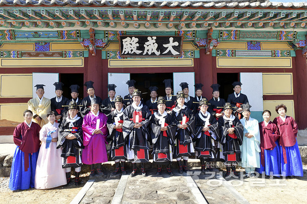 언양향교(전교 강준상)는 지난달 28일 대성전에서 초헌관에 이순걸 울주군수, 아헌관에 김영철 울주군의회 의장으로 강준상 전교, 김문태 원임 전교 등 언양향교와 유도회 언양지부 유림, 울산향교 장의, 지역 주민 등 150여 명이 참제한 가운데 공기 2574년(2023년) 계묘년 춘기석전을 봉행했다. 언양향교는 매년 두 번 음력 2월과 8월 상정일(上丁日)에 석전을 봉행한다.