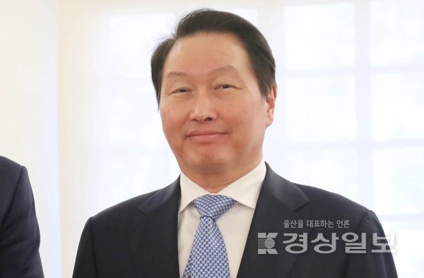 대한상공회의소가 제50회 ‘상공의 날’을 맞아 오는 13일부터 17일까지 50주년 기념 주간 행사를 마련하는 가운데 오는 14일에는 최태원(사진) 회장이 ‘산업 메카’인 울산을 직접 찾는다.