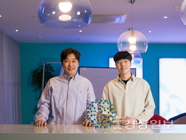 이번 연구에 참여한 양창모 화학과 연구조교수, 제 1저자 이수찬 연구원(왼쪽부터).
