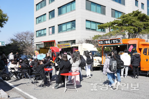 울산과학대학교가 올해 1학기부터 매주 금요일에는 융합교양 교과목 수업만 진행하는 ‘교양데이’를 운영한다. 교양데이를 위해 유치한 푸드트럭을 이용하는 울산과학대 신입생들.