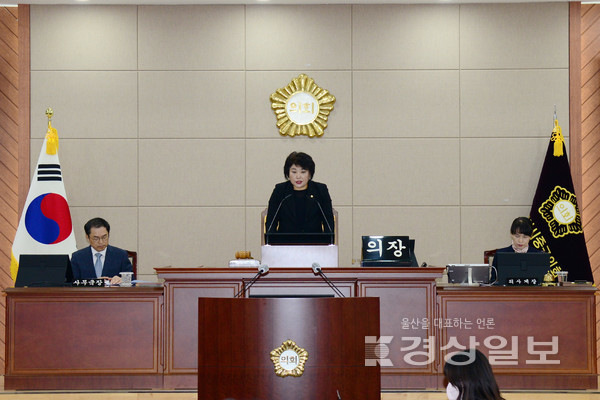 울산 중구의회(의장 강혜순)는 7일 본회의장에서 김영길 중구청장 등 관계공무원이 참석한 가운데 제253회 중구의회 임시회 제1차 본회의를 개의했다.