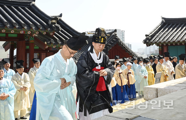 구강서원보존회(이사장 고문구)가 지난 10일 구강서원 내 숭도사에서 윤영찬 중구 부구청장과 강혜순 중구의장 등이 참석한 가운데 2023년 춘기향례를 봉행했다.