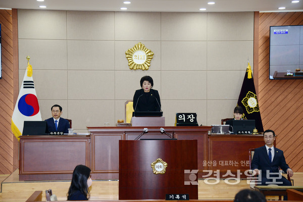 울산 중구의회(의장 강혜순)는 15일 본회의장에서 김영길 중구청장 등 관계공무원이 참석한 가운데 제253회 중구의회 임시회 제2차 본회의를 열고 9일간의 일정을 마무리 지었다.