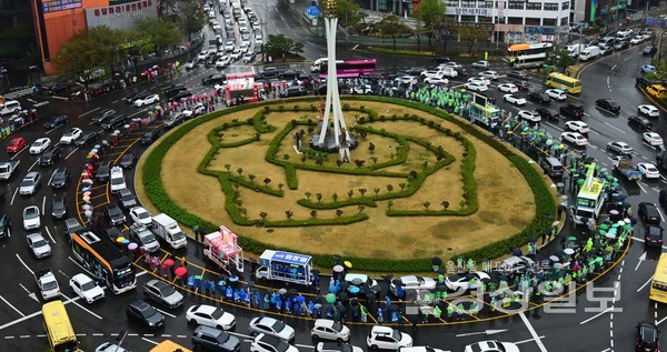 4·5 울산시교육감 보궐선거 및   남구 기초의원 보궐선거  공식선거운동 첫날인 23일 각 후보 선거운동원 및 지지자들이 울산시 남구 공업탑을 에워싸고 있다. 김동수기자 dskim@ksilbo.co.kr