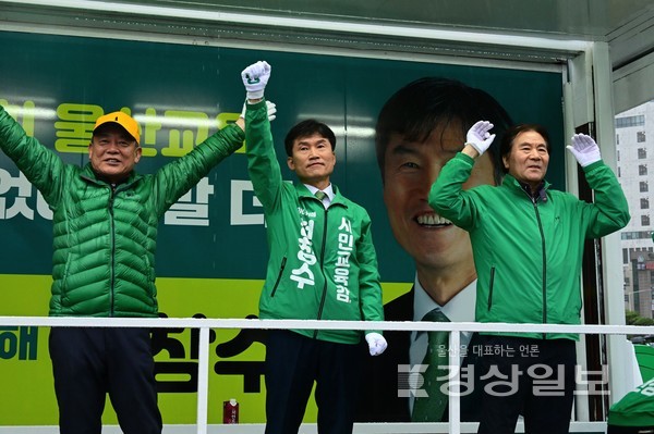 4·5 울산시교육감 보궐선거 공식선거운동 첫날인 23일 천창수 후보가 울산시 남구 공업탑에서 출근길 유세를 하고 있다. 김동수기자 dskim@ksilbo.co.kr
