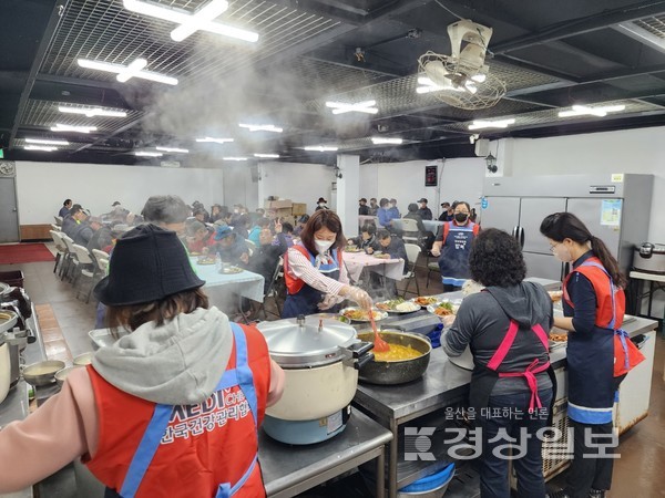 한국건강관리협회 울산시지부(본부장 서종희) 건협사랑어머니봉사단과 직원 10여 명은 23일 울산 중구 반구동 무료급식소 ‘밥퍼’에서 노인 100여 명을 대상으로 배식봉사 활동을 실시했다.
