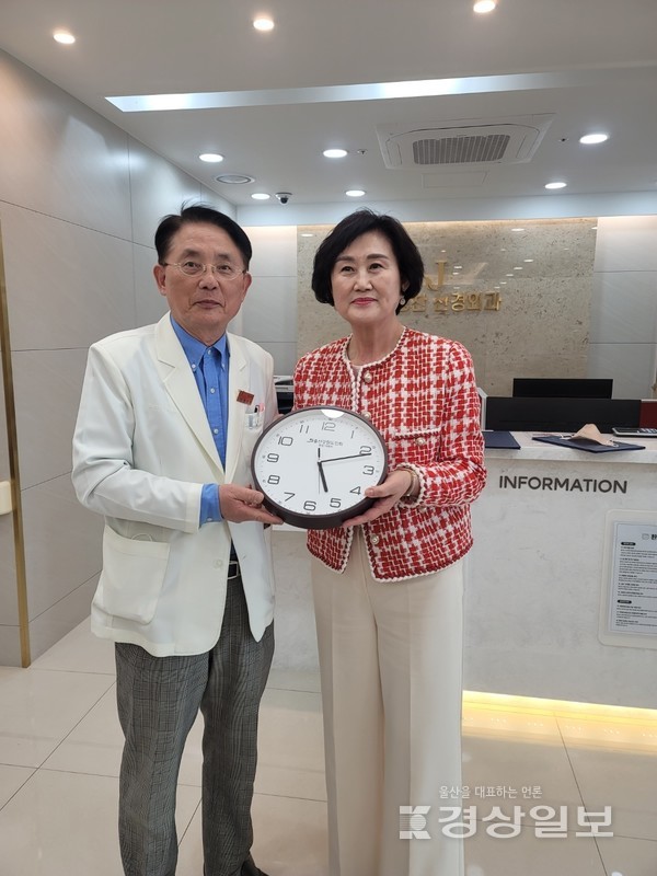 전병찬신경외과(대표원장 전병찬)과 울산강원도민회(회장 이옥자)는 지난 22일 병원 로비에서 회원 건강증진과 유기적인 협력 체계 구축을 위한 업무 협약을 체결했다.