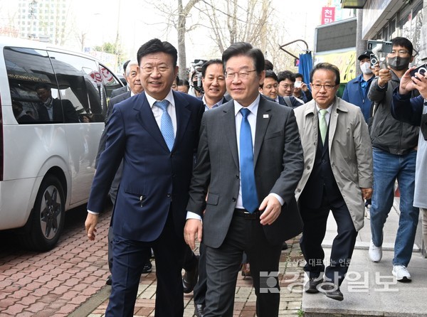 24일 울산을 방문한 이재명 더불어민주당 대표가  이선호 울산시당 위원장의 안내를 받으며 울산시당으로 들어서고 있다. 김동수기자 dskim@ksilbo.co.kr