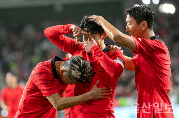 24일 울산문수축구장에서 열린 축구 국가대표 평가전 대한민국과 콜롬비아의 경기에서 손흥민이 두번째 골을 넣은 뒤 '찰칵' 세리머니를 하고 있다. 김동수기자 dskim@ksilbo.co.kr