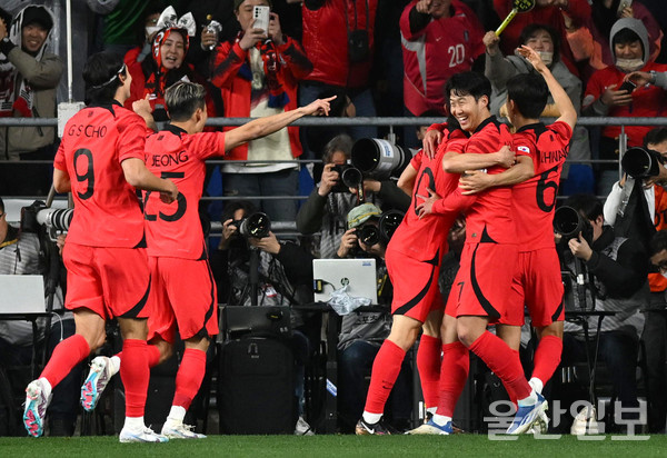 24일 울산문수축구장에서 열린 축구 국가대표 평가전 대한민국과 콜롬비아의 경기에서 손흥민이 첫번째 골을 넣은 뒤 동료들과 기뻐하고 있다. 김동수기자 dskim@ksilbo.co.kr