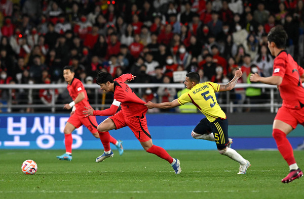 24일 울산문수축구장에서 열린 축구 국가대표 평가전 대한민국과 콜롬비아의 경기에서 손흥민이 문전으로 대시하던 중 상대선수의 옷을 잡아당기는 파울에 저지당하고 있다. 김동수기자 dskim@ksilbo.co.kr