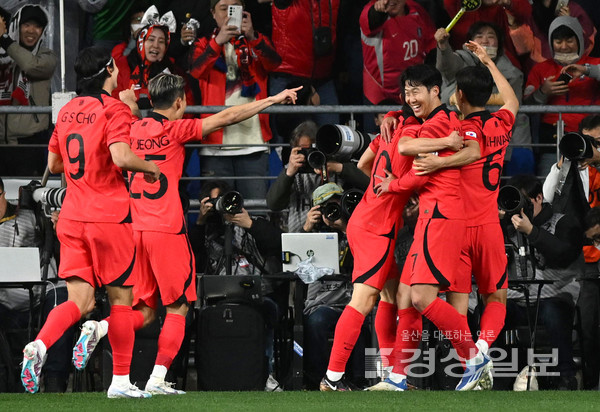 24일 울산문수축구장에서 열린 축구 국가대표 평가전 대한민국과 콜롬비아의 경기에서 손흥민이 첫번째 골을 넣은 뒤 동료들과 기뻐하고 있다. 김동수기자 dskim@ksilbo.co.kr