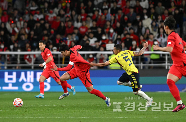 24일 울산문수축구장에서 열린 축구 국가대표 평가전 대한민국과 콜롬비아의 경기에서 손흥민이 문전으로 대시하던 중 상대선수의 옷을 잡아당기는 파울에 저지당하고 있다.  김동수기자 dskim@ksilbo.co.kr