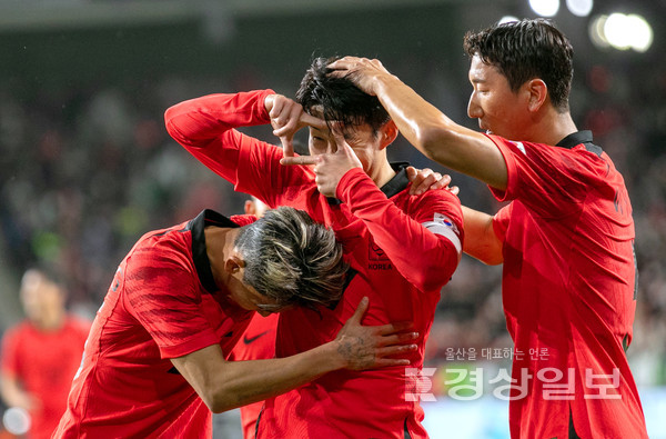 24일 울산문수축구장에서 열린 축구 국가대표 평가전 대한민국과 콜롬비아의 경기에서 손흥민이 두번째 골을 넣은 뒤 '찰칵' 세리머니를 하고 있다. 김동수기자 dskim@ksilbo.co.kr