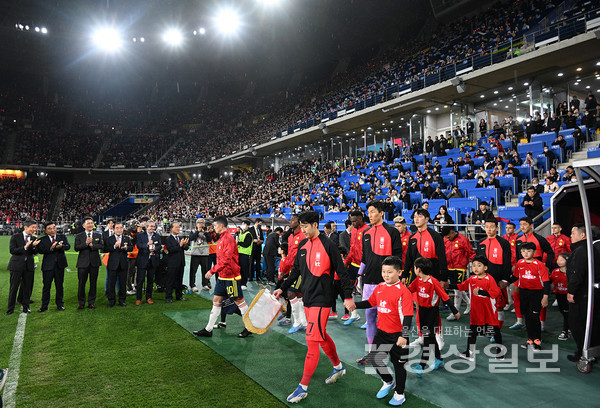 24일 울산문수축구장에서 열린 축구 국가대표 평가전 대한민국과 콜롬비아의 경기에서 대한민국 선수단이 정몽규 대한축구협회장, 김두겸 울산시장, 김기환 울산시의회의장, 정태석 울산축구협회장 등 내빈들의 박수를 받으며 입장하고 있다. 김동수기자 dskim@ksilbo.co.kr