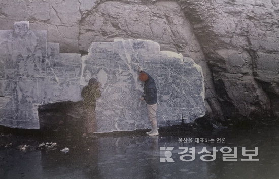 ▲ 1974년 2월15일 대곡리 암각화 2차조사 탁본 광경(문명대, 문복선).