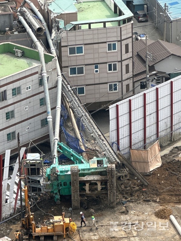 29일 오전 11시35분께 울산 남구 팔등로 15110 일원 신세계 빌리브 공동주택건설 현장에서 대형 중장비가 넘어져 주택단지를 덮치는 사고가 발생했다.