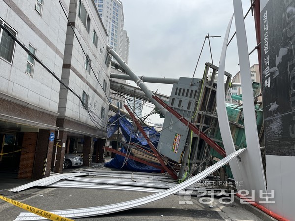 29일 오전 11시35분께 울산 남구 팔등로 15110 일원 신세계 빌리브 공동주택건설 현장에서 대형 중장비가 넘어져 주택단지를 덮치는 사고가 발생했다. 사진영상부 김경우 기자 woo@ksilbo.co.kr