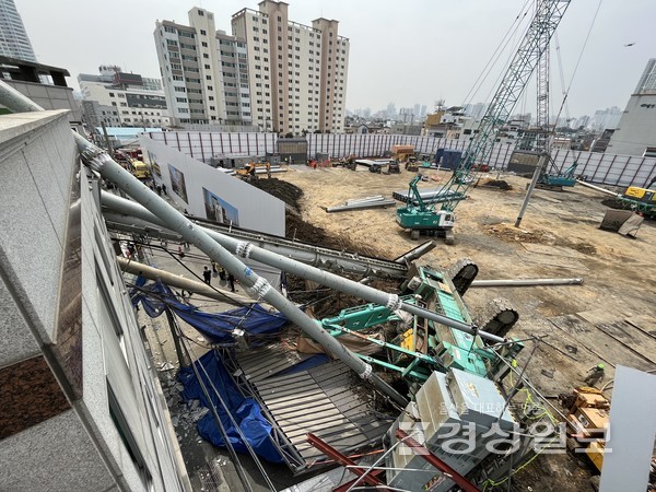 29일 오전 11시35분께 울산 남구 팔등로 15110 일원 신세계 빌리브 공동주택건설 현장에서 대형 중장비가 넘어져 주택단지를 덮치는 사고가 발생했다. 사진영상부 김경우 기자 woo@ksilbo.co.kr