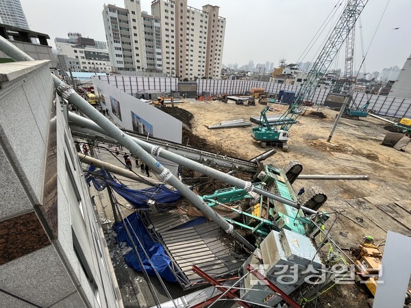 29일 오전 11시35분께 울산 남구 팔등로 15110 일원 신세계 빌리브 공동주택건설 현장에서 대형 중장비가 넘어져 주택단지를 덮치는 사고가 발생했다. 사진영상부 김경우 기자 woo@ksilbo.co.kr