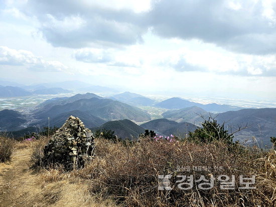 ▲ 정상에서 내려다보면 산자락이 굽이굽이 펼쳐진다. 3월 말의 종남산은 밀양을 한 폭의 그림으로 그려내고 있다.