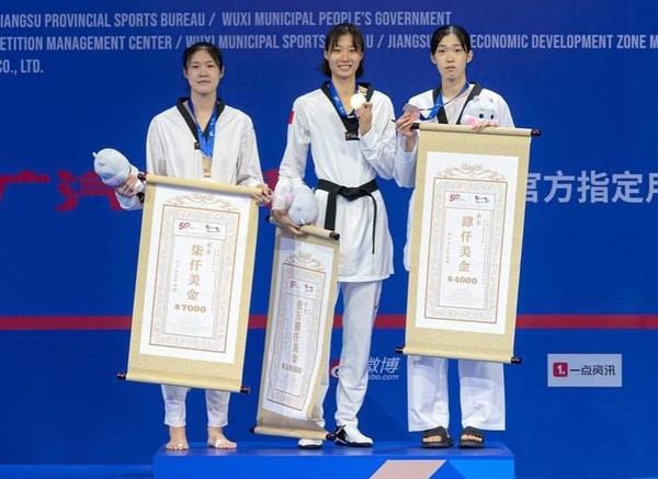 ‘2023 우시 월드태권도 그랜드슬램’ 여자부에서 동메달을 획득한 김유진(오른쪽).