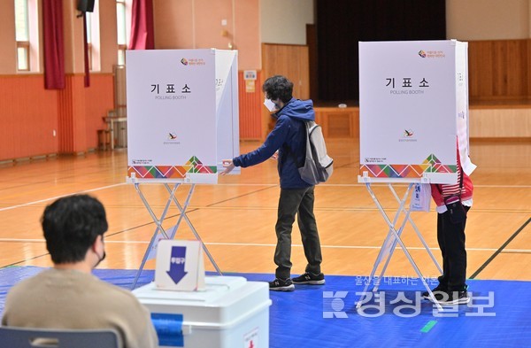 4·5 울산시교육감 및 울산 남구 기초의원 보궐선거 가 투표가 실시된 5일 유권자들이 울산시 남구 옥동 신정중학교 체육관에 마련된 투표소에서 소중한 한표를 행사하고 있다. 김동수기자 dskim@ksilbo.co.kr