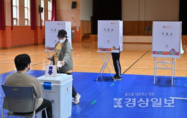4·5 울산시교육감 및 울산 남구 기초의원 보궐선거 가 투표가 실시된 5일 유권자들이 울산시 남구 옥동 신정중학교 체육관에 마련된 투표소에서 소중한 한표를 행사하고 있다. 김동수기자 dskim@ksilbo.co.kr