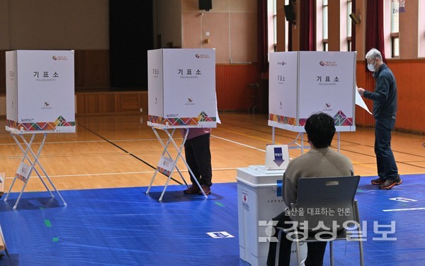 4·5 울산시교육감 및 울산 남구 기초의원 보궐선거 가 투표가 실시된 5일 유권자들이 울산시 남구 옥동 신정중학교 체육관에 마련된 투표소에서 소중한 한표를 행사하고 있다. 김동수기자 dskim@ksilbo.co.kr