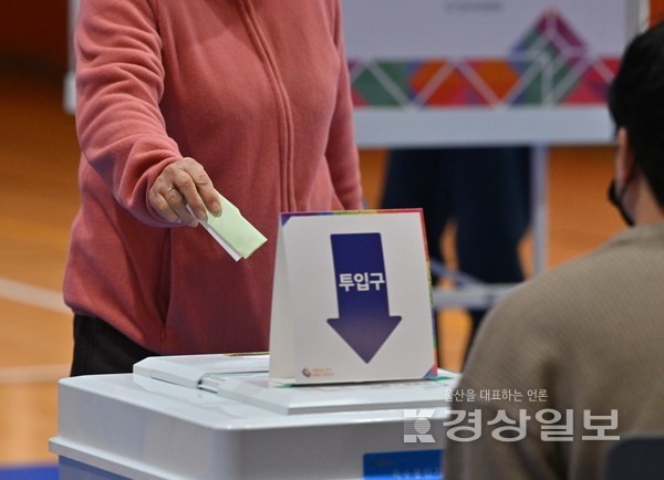 4·5 울산시교육감 및 울산 남구 기초의원 보궐선거 가 투표가 실시된 5일 유권자들이 울산시 남구 옥동 신정중학교 체육관에 마련된 투표소에서 소중한 한표를 행사하고 있다. 김동수기자 dskim@ksilbo.co.kr