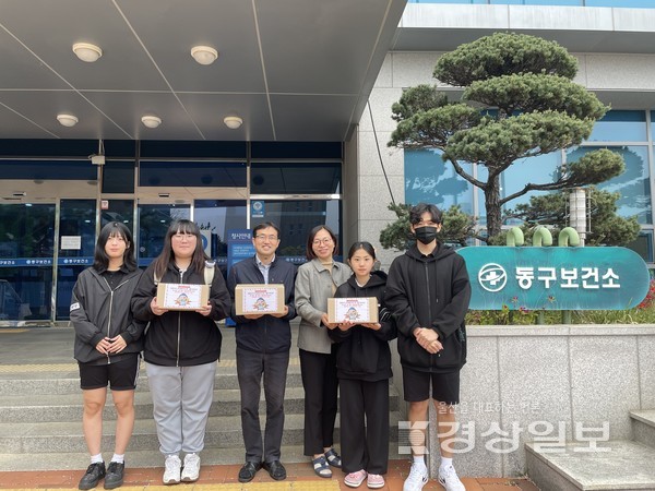울산 동구 남목청소년문화의집(관장 김창열) 봉사동아리 메이크 베이크는 지난 4일 보건의 날을 맞이해 동아리원 7명이 참여해 브라우니 700개를 만들어 울산동구보건소에 전달했다.