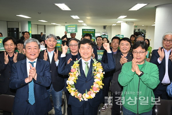 4·5 울산시교육감 보궐선거에 출마한 천창수 후보가 당선이 유력해지자 지지자들과 환호하고 있다. 김동수기자 dskim@ksilbo.co.kr