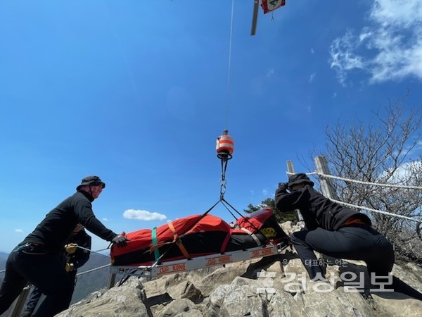 지난 8일 오전 10시52분께 울산 울주군 상북면 간월산에서 하산 도중 등산 스틱이 부러지며 바위에 머리를 부딪히는 사고를 당한 70대 남자 등산객이 무사히 구조됐다. 울주소방서 제공