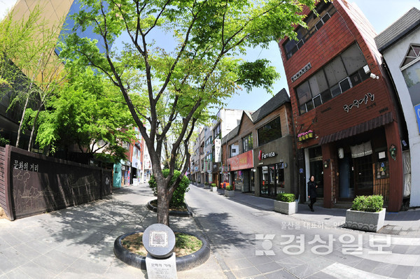 울산시립미술관에서 열리는 ‘이건희 컬렉션 특별전’의 인기에 힘입어 중구 원도심이 북적이고 있다.