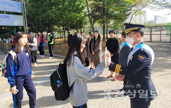 울산 울주경찰서(서장 손동영)는 지난 12일 청소년들에게 학교폭력 및 청소년 비행 예방 홍보를 위해 등굣길 캠페인을 실시했다.울주경찰서 제공